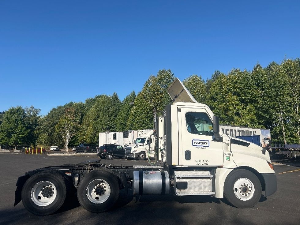 Day Cab Tractor-Heavy Duty Tractors-Freightliner-2021-T12664ST-Norcross-GA-329,107\n\t\tmiles-$ 63,500 - Image 8