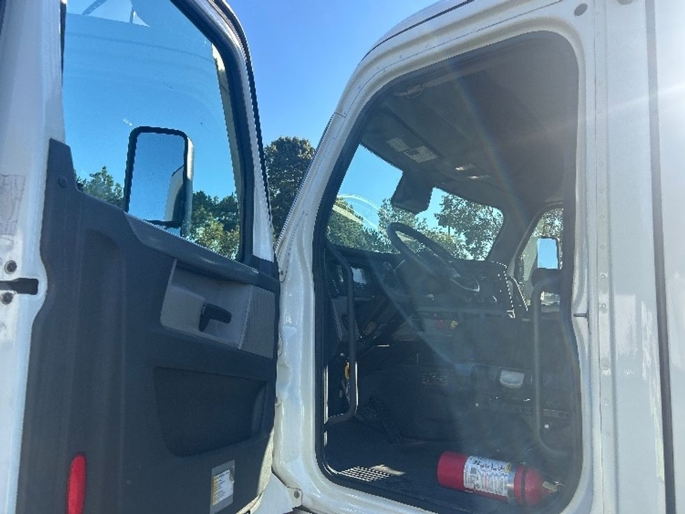 Day Cab Tractor-Heavy Duty Tractors-Freightliner-2021-T12664ST-Norcross-GA-329,107\n\t\tmiles-$ 63,500 - Image 9
