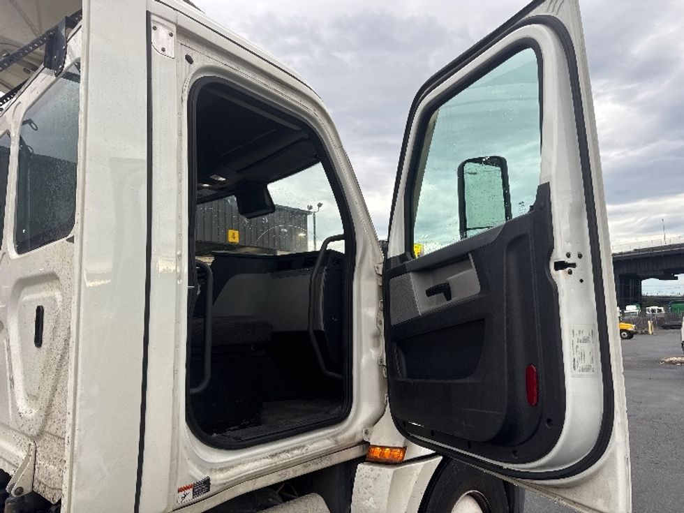 Day Cab Tractor-Heavy Duty Tractors-Freightliner-2021-T12664ST-North Bergen-NJ-212,709\n\t\tmiles-$ 67,000 - Image 12