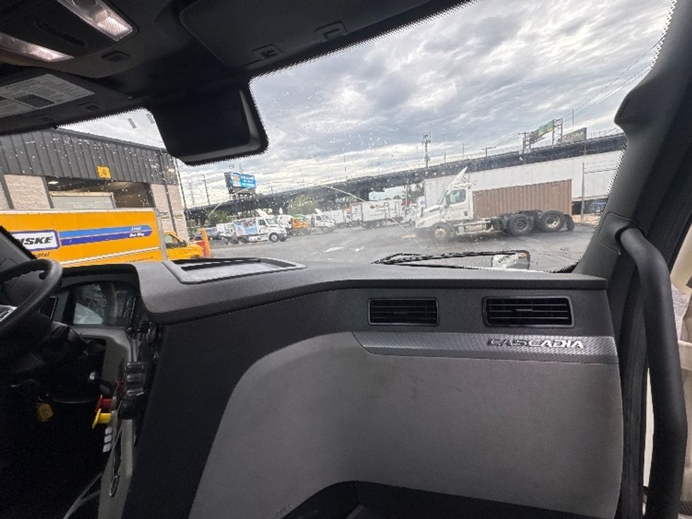 Day Cab Tractor-Heavy Duty Tractors-Freightliner-2021-T12664ST-North Bergen-NJ-212,709\n\t\tmiles-$ 67,000 - Image 13