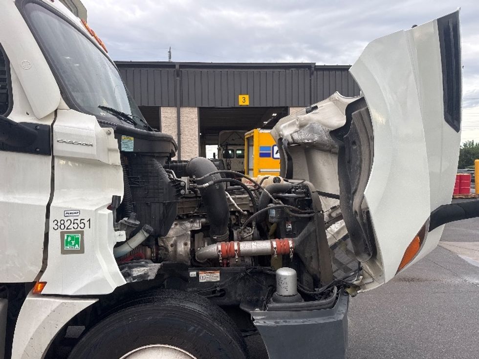 Day Cab Tractor-Heavy Duty Tractors-Freightliner-2021-T12664ST-North Bergen-NJ-212,709\n\t\tmiles-$ 67,000 - Image 15