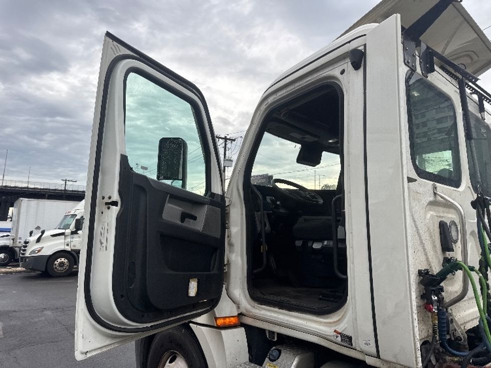 Day Cab Tractor-Heavy Duty Tractors-Freightliner-2021-T12664ST-North Bergen-NJ-212,709\n\t\tmiles-$ 67,000 - Image 9