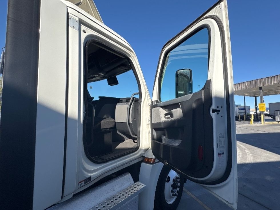 Day Cab Tractor-Heavy Duty Tractors-Freightliner-2021-T12664ST-North Las Vegas-NV-515,291\n\t\tmiles-$ 48,500 - Image 12