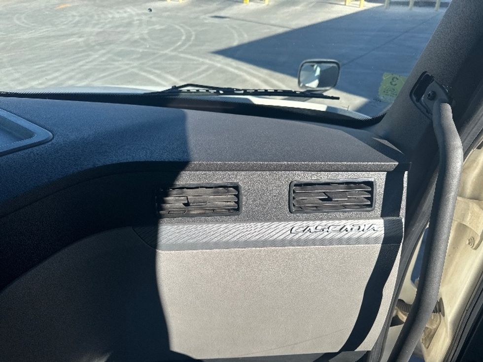 Day Cab Tractor-Heavy Duty Tractors-Freightliner-2021-T12664ST-North Las Vegas-NV-515,291\n\t\tmiles-$ 48,500 - Image 13