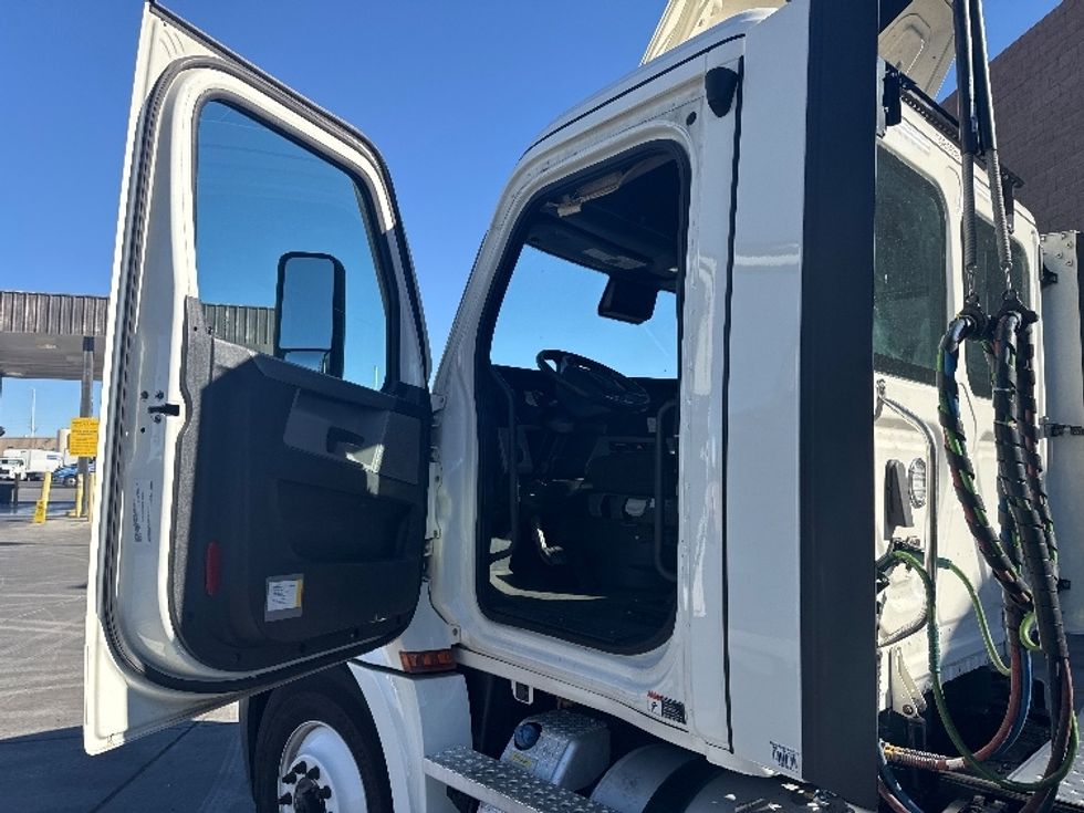 Day Cab Tractor-Heavy Duty Tractors-Freightliner-2021-T12664ST-North Las Vegas-NV-515,291\n\t\tmiles-$ 48,500 - Image 9