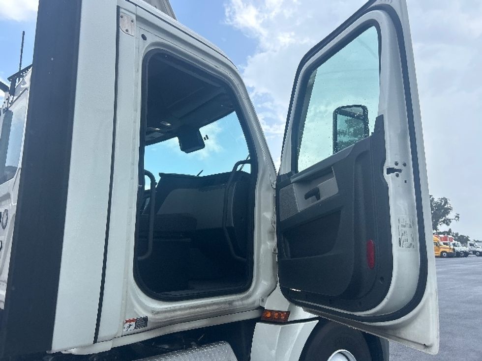 Day Cab Tractor-Heavy Duty Tractors-Freightliner-2021-T12664ST-Ocala-FL-286,102\n\t\tmiles-$ 65,250 - Image 12