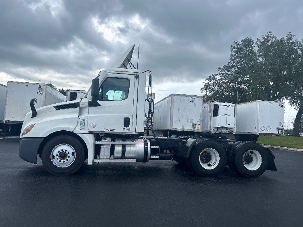 Day Cab Tractor-Heavy Duty Tractors-Freightliner-2021-T12664ST-Ocala-FL-286,102\n\t\tmiles-$ 65,250 - Image 4