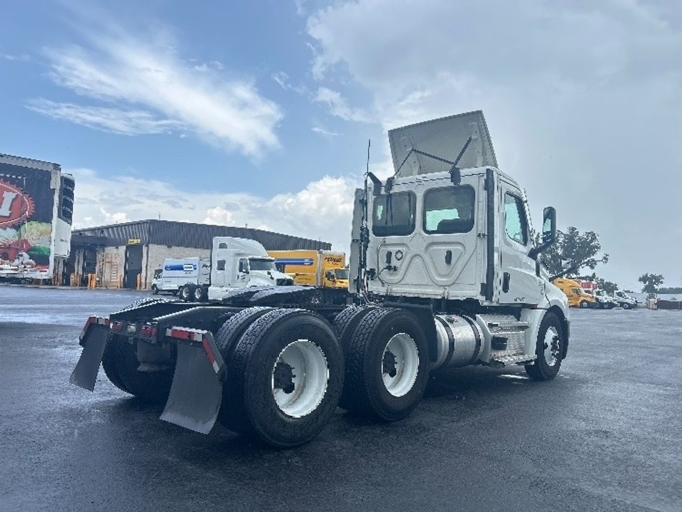 Day Cab Tractor-Heavy Duty Tractors-Freightliner-2021-T12664ST-Ocala-FL-286,102\n\t\tmiles-$ 65,250 - Image 7