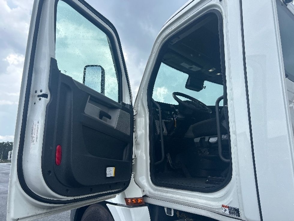 Day Cab Tractor-Heavy Duty Tractors-Freightliner-2021-T12664ST-Ocala-FL-286,102\n\t\tmiles-$ 65,250 - Image 9