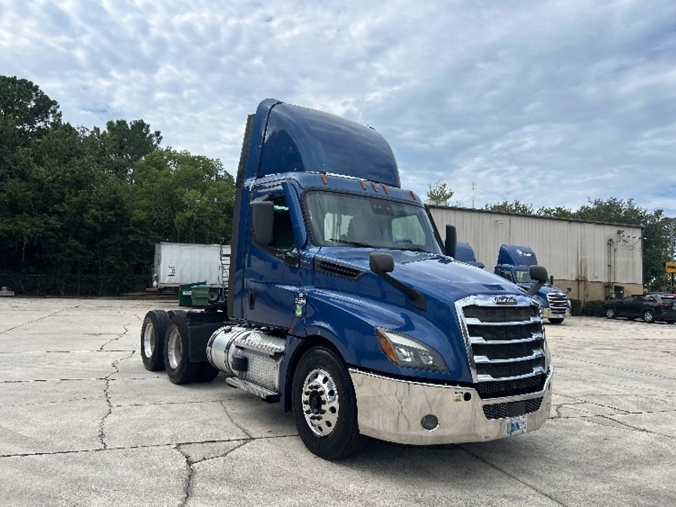 Day Cab Tractor-Heavy Duty Tractors-Freightliner-2021-T12664ST-Ocala-FL-377,312\n\t\tmiles-$ 60,000 - Image 1