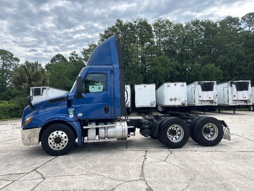 Day Cab Tractor-Heavy Duty Tractors-Freightliner-2021-T12664ST-Ocala-FL-377,312\n\t\tmiles-$ 60,000 - Image 4
