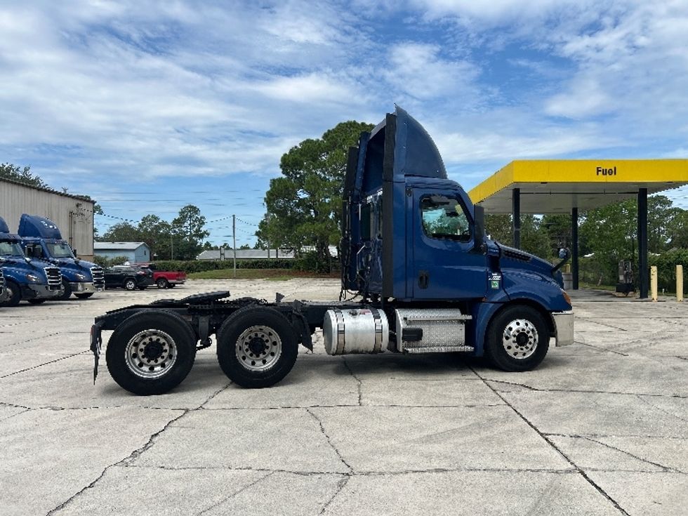 Day Cab Tractor-Heavy Duty Tractors-Freightliner-2021-T12664ST-Ocala-FL-377,312\n\t\tmiles-$ 60,000 - Image 8