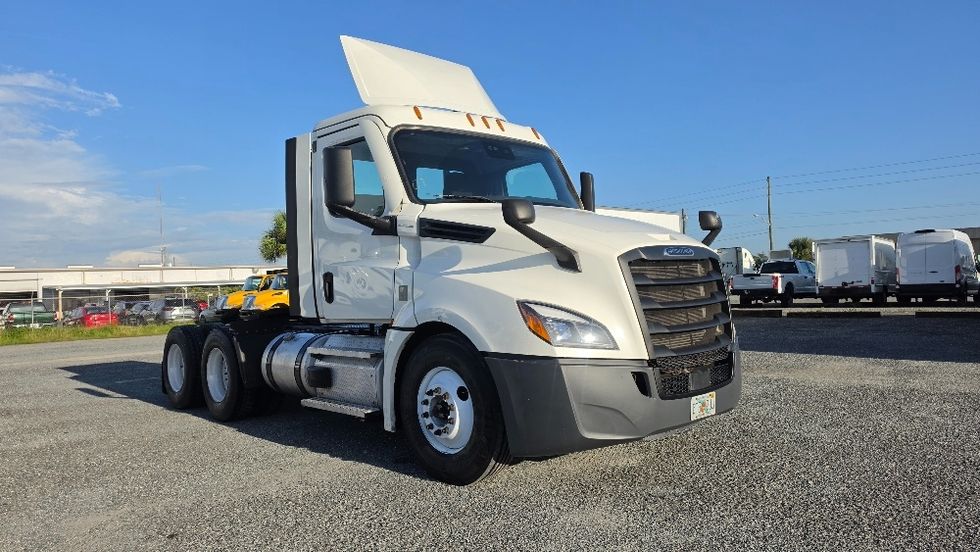 Day Cab Tractor-Heavy Duty Tractors-Freightliner-2021-T12664ST-Ocala-FL-487,239\n\t\tmiles-$ 50,750 - Image 1