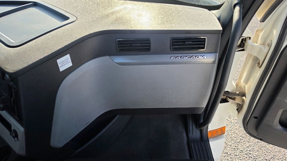 Day Cab Tractor-Heavy Duty Tractors-Freightliner-2021-T12664ST-Ocala-FL-487,239\n\t\tmiles-$ 50,750 - Image 13