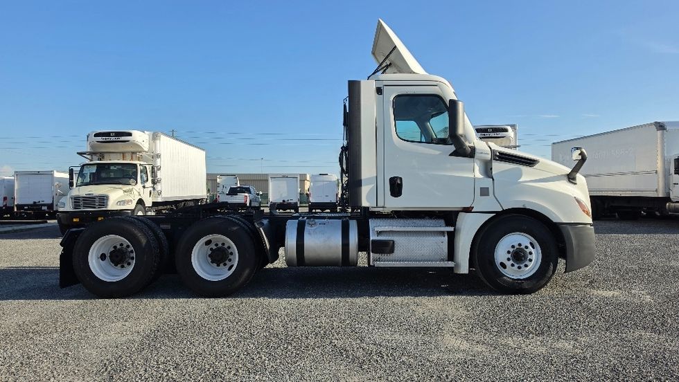 Day Cab Tractor-Heavy Duty Tractors-Freightliner-2021-T12664ST-Ocala-FL-487,239\n\t\tmiles-$ 50,750 - Image 8
