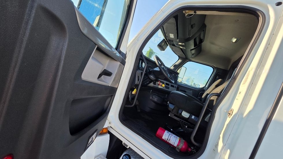 Day Cab Tractor-Heavy Duty Tractors-Freightliner-2021-T12664ST-Ocala-FL-487,239\n\t\tmiles-$ 50,750 - Image 9