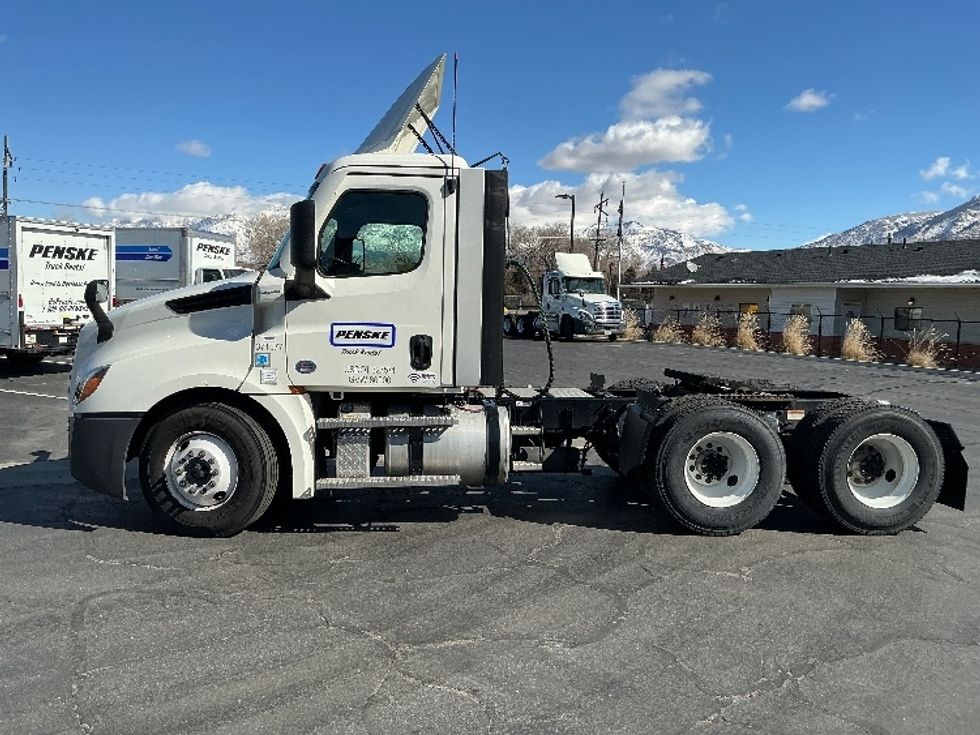 Day Cab Tractor-Heavy Duty Tractors-Freightliner-2021-T12664ST-Ogden-UT-237,377\n\t\tmiles-$ 77,500 - Image 4