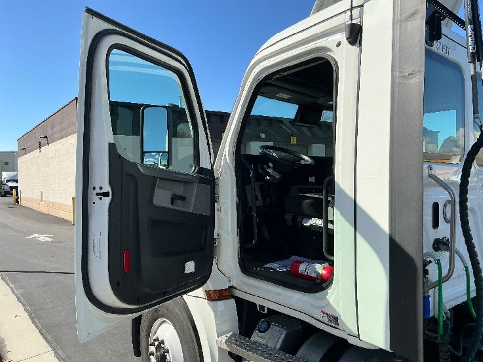 Day Cab Tractor-Heavy Duty Tractors-Freightliner-2021-T12664ST-Ogden-UT-237,377\n\t\tmiles-$ 77,500 - Image 9