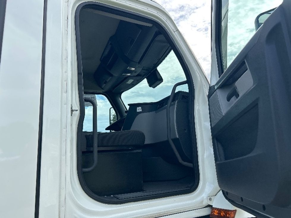 Day Cab Tractor-Heavy Duty Tractors-Freightliner-2021-T12664ST-Orlando-FL-504,223\n\t\tmiles-$ 48,000 - Image 12