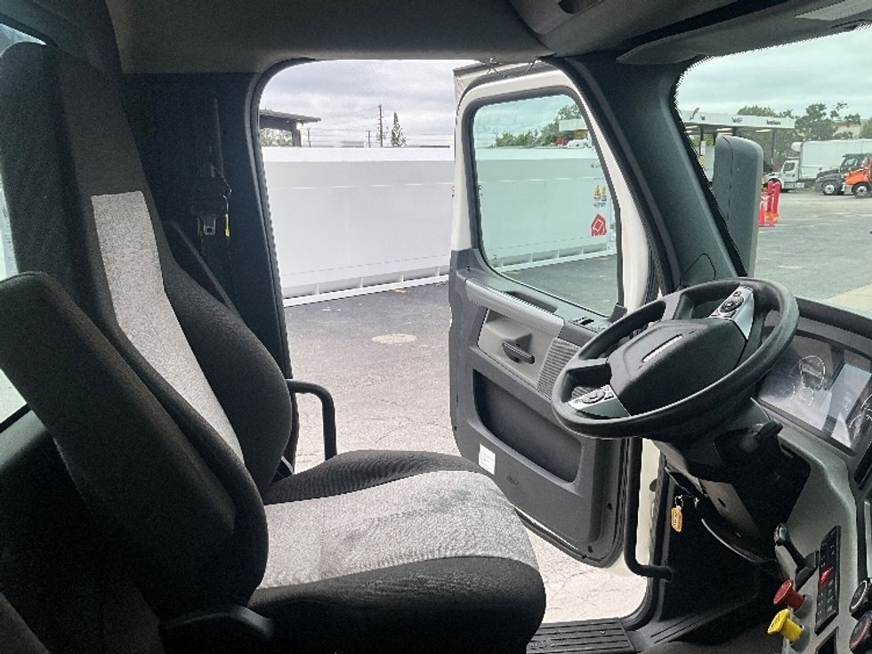 Day Cab Tractor-Heavy Duty Tractors-Freightliner-2021-T12664ST-Orlando-FL-504,223\n\t\tmiles-$ 48,000 - Image 14