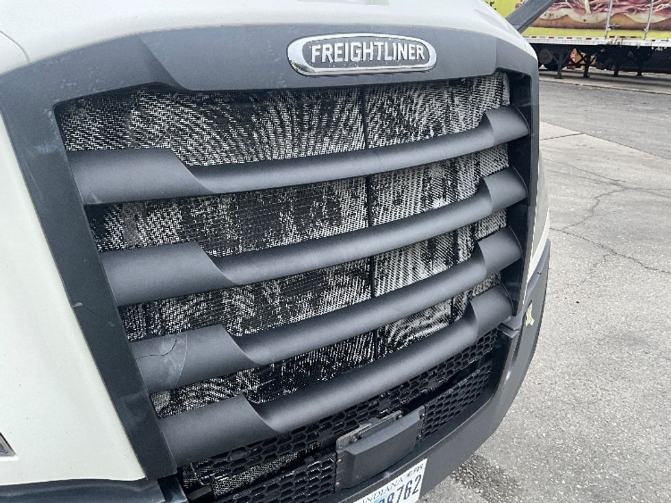 Day Cab Tractor-Heavy Duty Tractors-Freightliner-2021-T12664ST-Orlando-FL-504,223\n\t\tmiles-$ 48,000 - Image 17