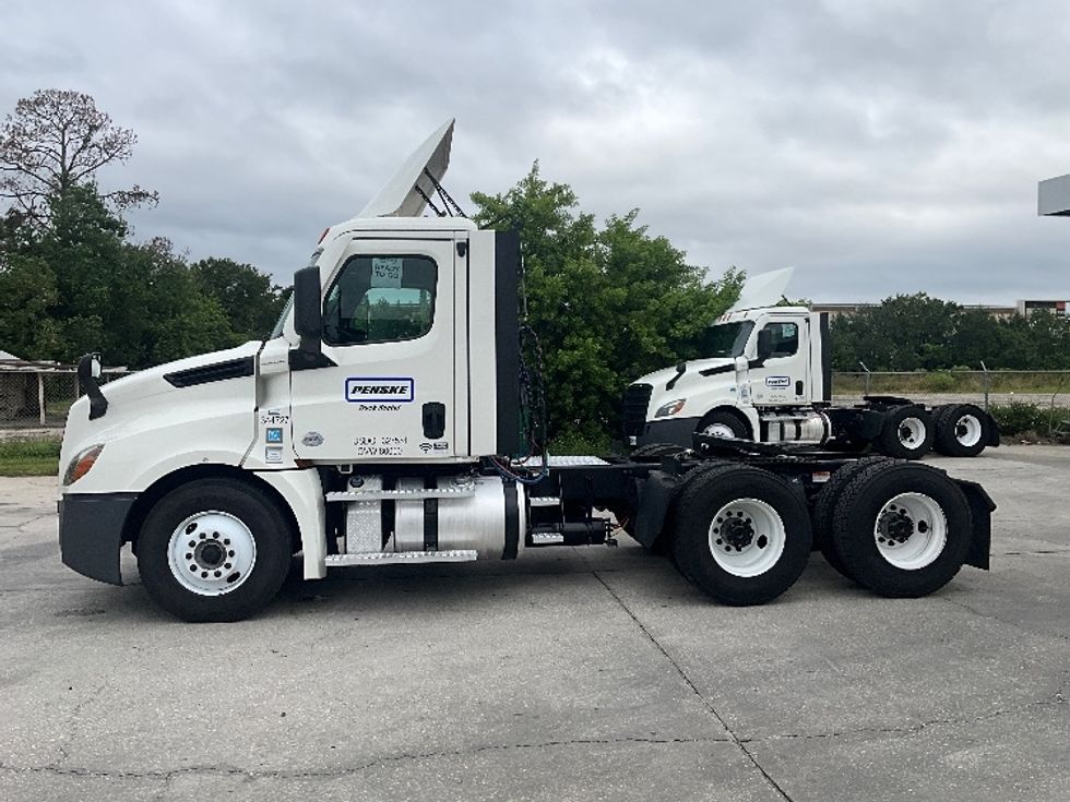 Day Cab Tractor-Heavy Duty Tractors-Freightliner-2021-T12664ST-Orlando-FL-504,223\n\t\tmiles-$ 48,000 - Image 4