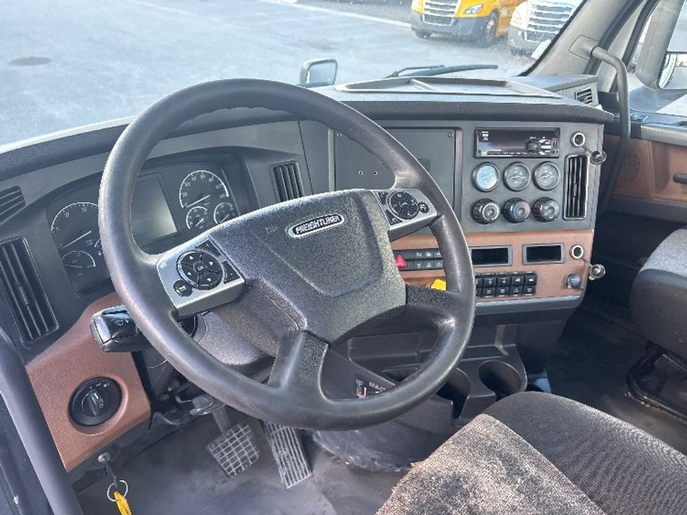 Day Cab Tractor-Heavy Duty Tractors-Freightliner-2021-T12664ST-Ottawa-ON-879,754\n\t\tkm-$ 52,000 - Image 10