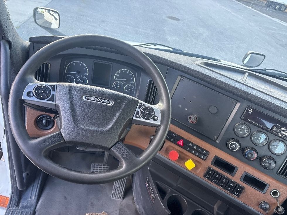 Day Cab Tractor-Heavy Duty Tractors-Freightliner-2021-T12664ST-Ottawa-ON-879,754\n\t\tkm-$ 52,000 - Image 11