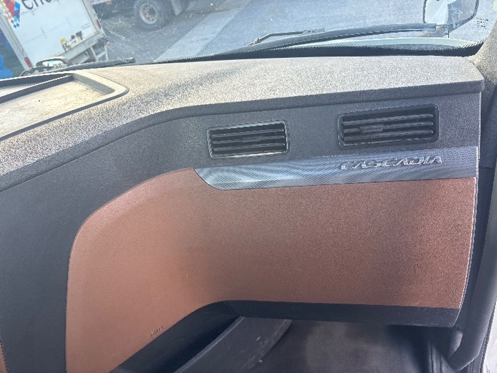 Day Cab Tractor-Heavy Duty Tractors-Freightliner-2021-T12664ST-Ottawa-ON-879,754\n\t\tkm-$ 52,000 - Image 13