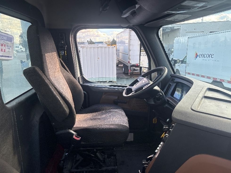 Day Cab Tractor-Heavy Duty Tractors-Freightliner-2021-T12664ST-Ottawa-ON-879,754\n\t\tkm-$ 52,000 - Image 14