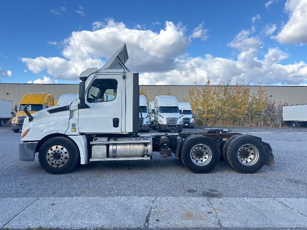 Day Cab Tractor-Heavy Duty Tractors-Freightliner-2021-T12664ST-Ottawa-ON-879,754\n\t\tkm-$ 52,000 - Image 4