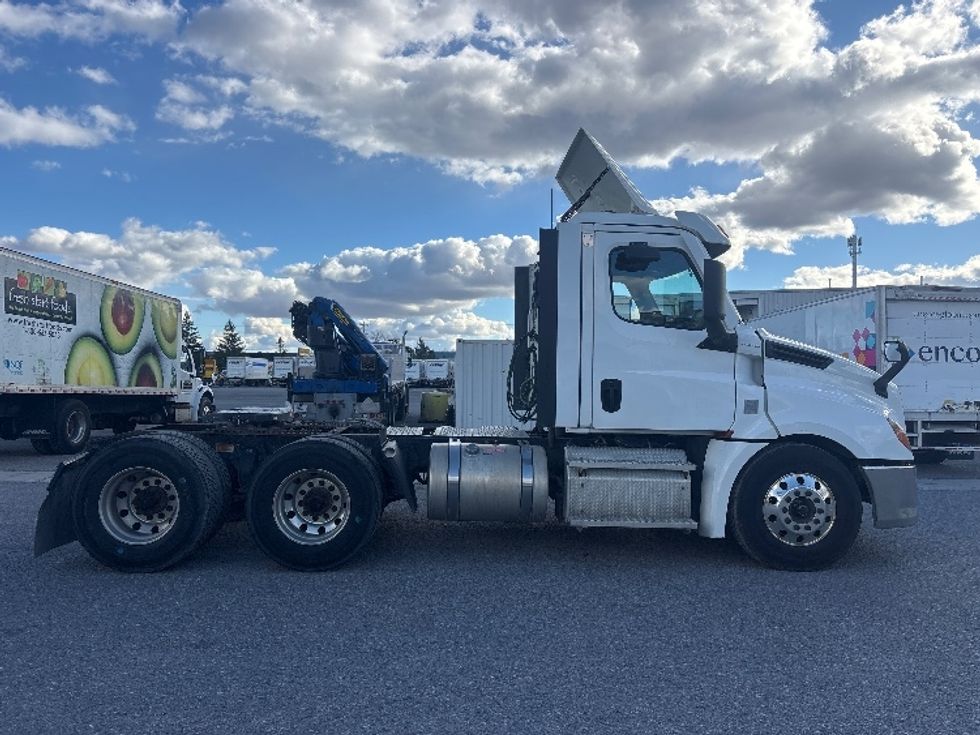 Day Cab Tractor-Heavy Duty Tractors-Freightliner-2021-T12664ST-Ottawa-ON-879,754\n\t\tkm-$ 52,000 - Image 8
