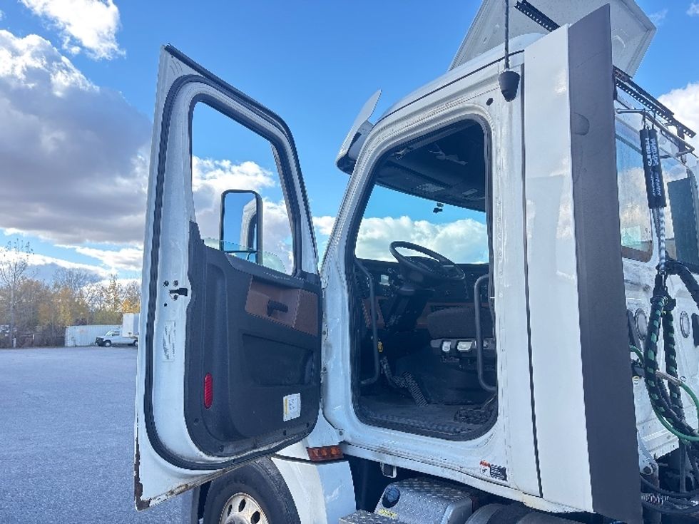 Day Cab Tractor-Heavy Duty Tractors-Freightliner-2021-T12664ST-Ottawa-ON-879,754\n\t\tkm-$ 52,000 - Image 9