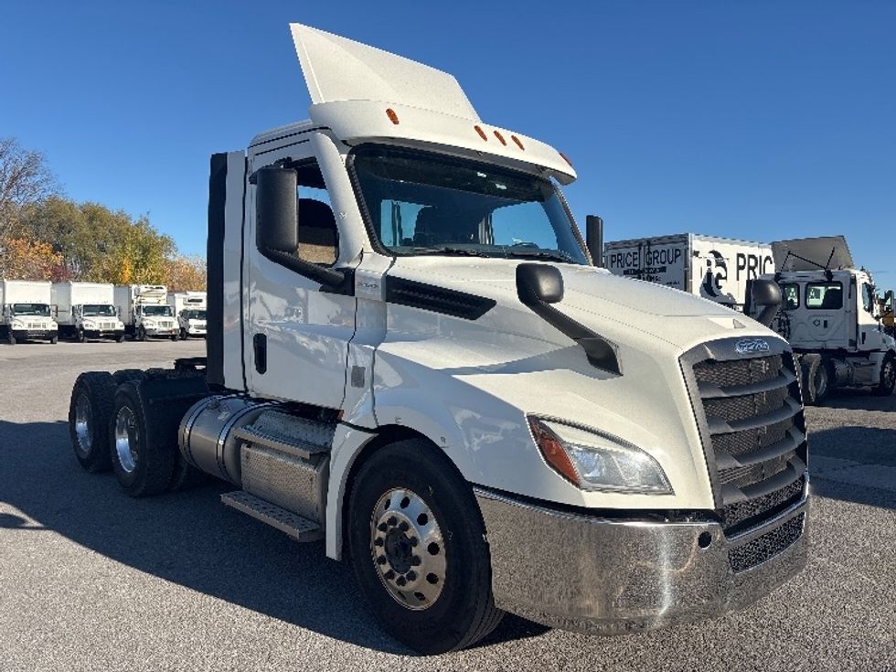 Day Cab Tractor-Heavy Duty Tractors-Freightliner-2021-T12664ST-Ottawa-ON-908,108\n\t\tkm-$ 50,000 - Image 1