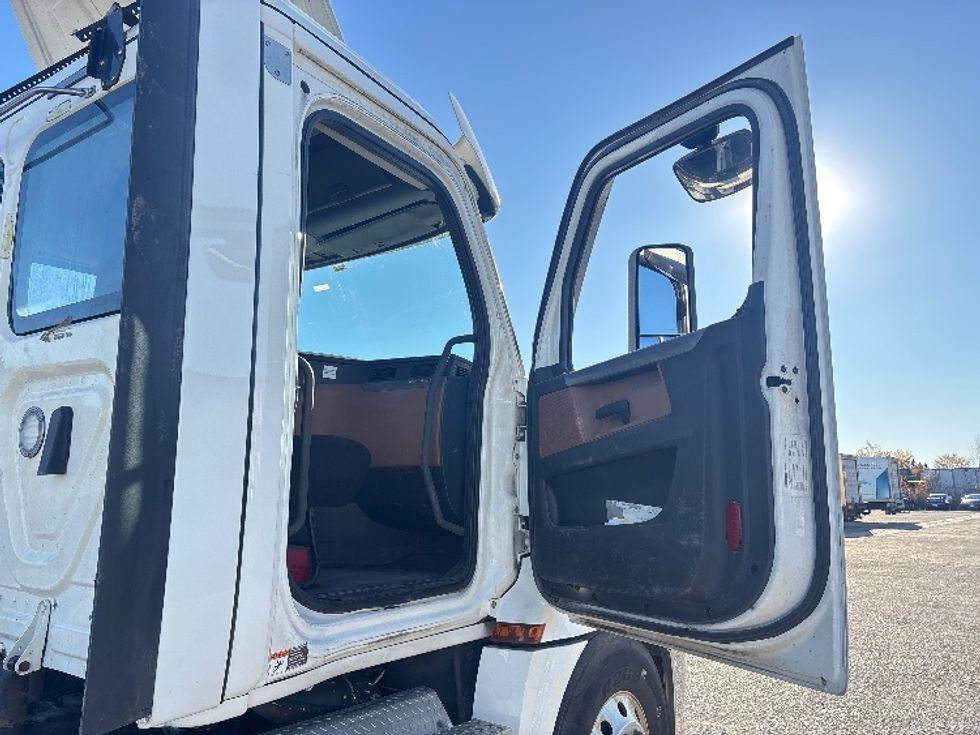 Day Cab Tractor-Heavy Duty Tractors-Freightliner-2021-T12664ST-Ottawa-ON-908,108\n\t\tkm-$ 50,000 - Image 12