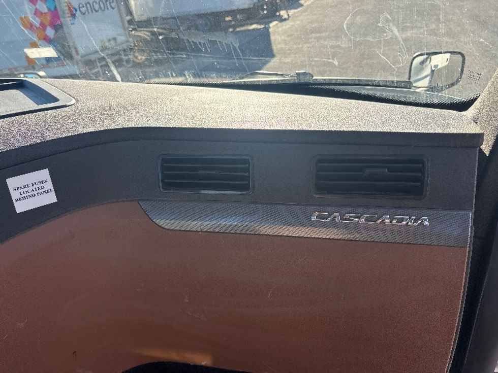 Day Cab Tractor-Heavy Duty Tractors-Freightliner-2021-T12664ST-Ottawa-ON-908,108\n\t\tkm-$ 50,000 - Image 13