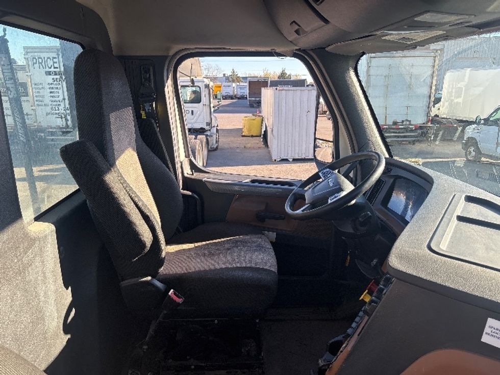 Day Cab Tractor-Heavy Duty Tractors-Freightliner-2021-T12664ST-Ottawa-ON-908,108\n\t\tkm-$ 50,000 - Image 14