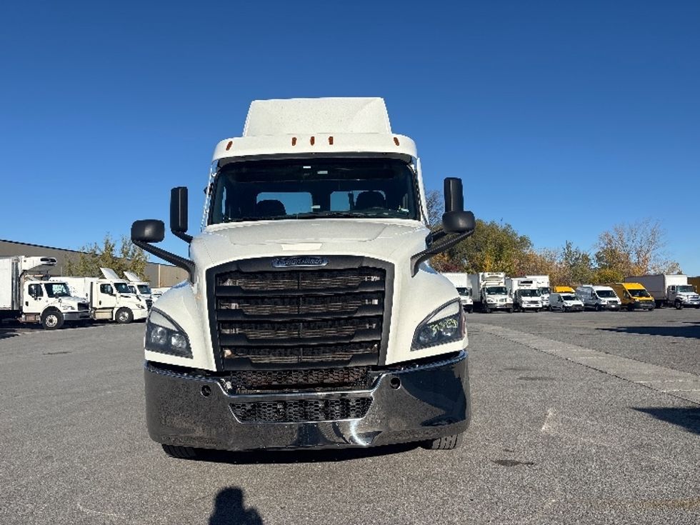 Day Cab Tractor-Heavy Duty Tractors-Freightliner-2021-T12664ST-Ottawa-ON-908,108\n\t\tkm-$ 50,000 - Image 2