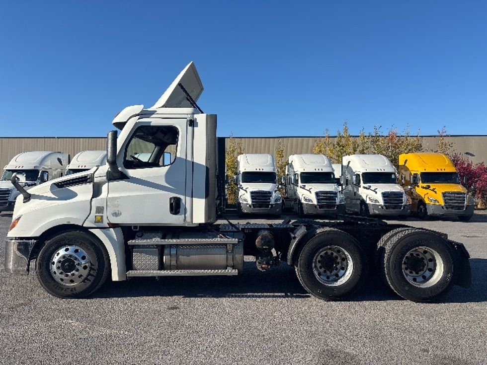 Day Cab Tractor-Heavy Duty Tractors-Freightliner-2021-T12664ST-Ottawa-ON-908,108\n\t\tkm-$ 50,000 - Image 4
