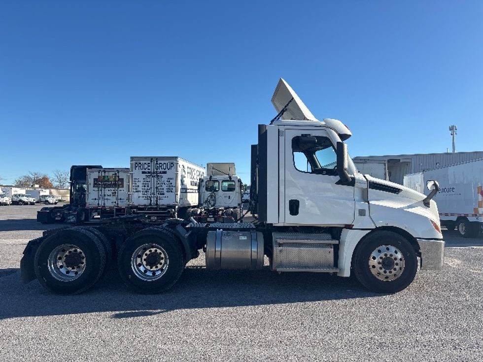 Day Cab Tractor-Heavy Duty Tractors-Freightliner-2021-T12664ST-Ottawa-ON-908,108\n\t\tkm-$ 50,000 - Image 8