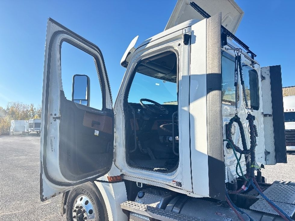 Day Cab Tractor-Heavy Duty Tractors-Freightliner-2021-T12664ST-Ottawa-ON-908,108\n\t\tkm-$ 50,000 - Image 9