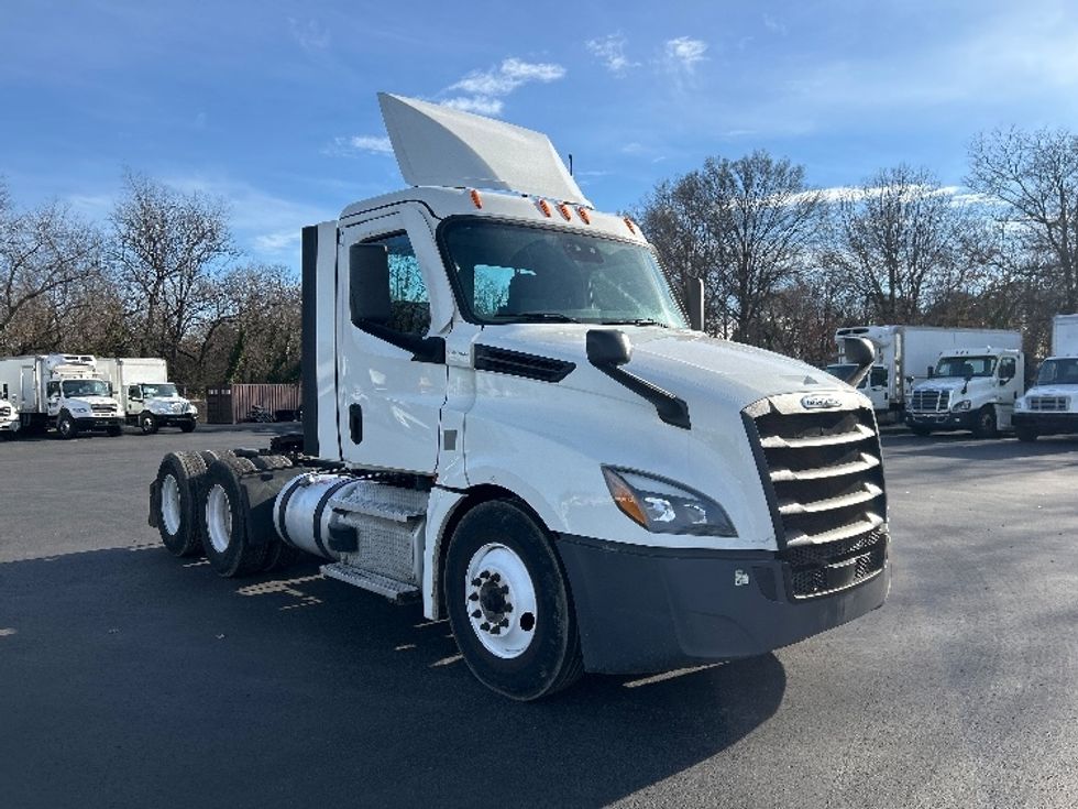Day Cab Tractor-Heavy Duty Tractors-Freightliner-2021-T12664ST-Pennsauken-NJ-246,874\n\t\tmiles-$ 61,250 - Image 1