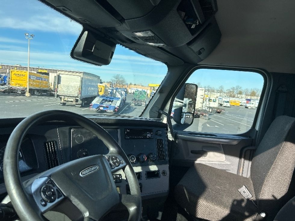 Day Cab Tractor-Heavy Duty Tractors-Freightliner-2021-T12664ST-Pennsauken-NJ-246,874\n\t\tmiles-$ 61,250 - Image 10