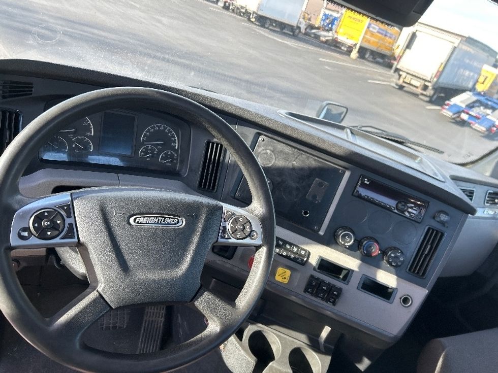 Day Cab Tractor-Heavy Duty Tractors-Freightliner-2021-T12664ST-Pennsauken-NJ-246,874\n\t\tmiles-$ 61,250 - Image 11
