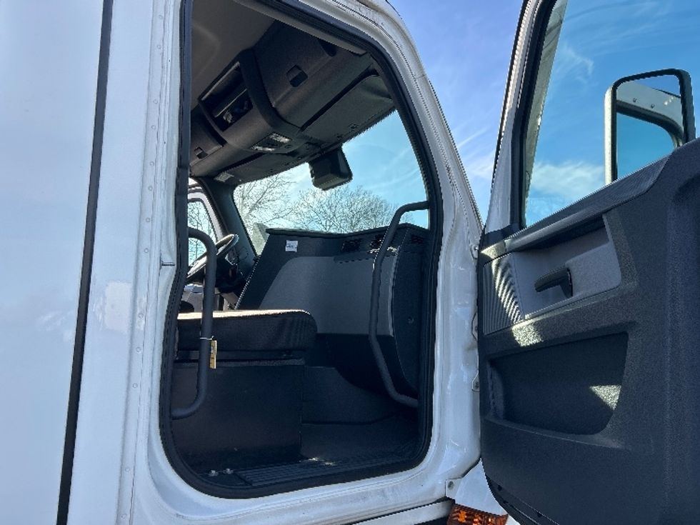 Day Cab Tractor-Heavy Duty Tractors-Freightliner-2021-T12664ST-Pennsauken-NJ-246,874\n\t\tmiles-$ 61,250 - Image 12
