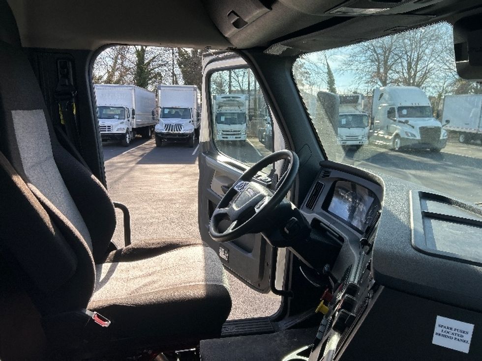 Day Cab Tractor-Heavy Duty Tractors-Freightliner-2021-T12664ST-Pennsauken-NJ-246,874\n\t\tmiles-$ 61,250 - Image 14