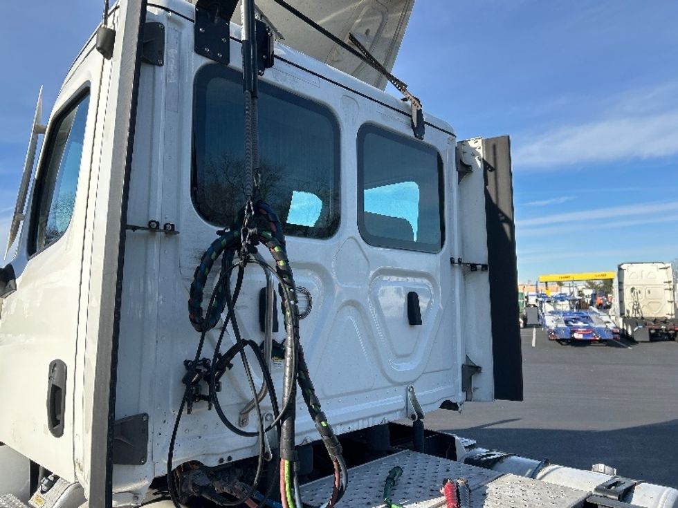 Day Cab Tractor-Heavy Duty Tractors-Freightliner-2021-T12664ST-Pennsauken-NJ-246,874\n\t\tmiles-$ 61,250 - Image 17