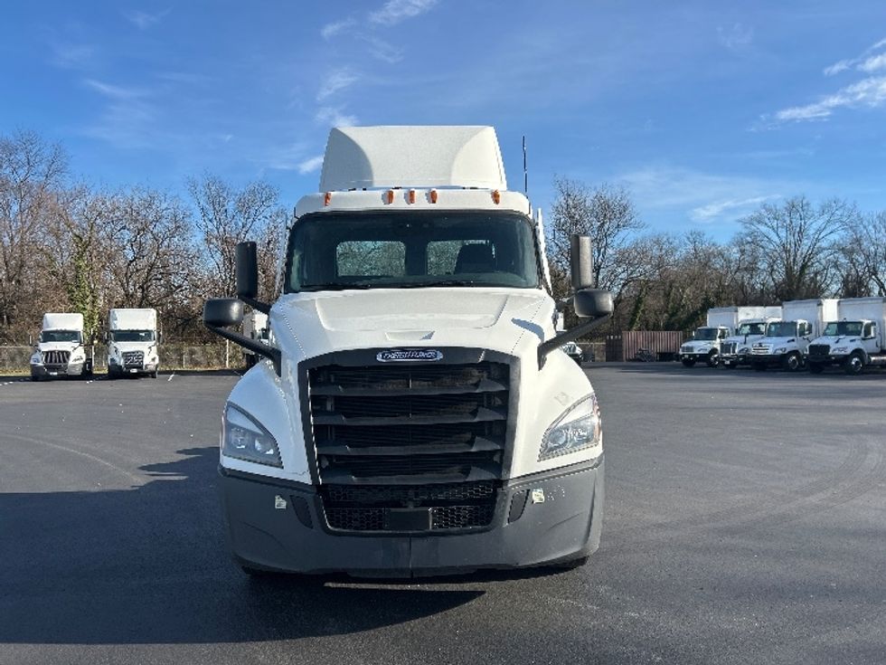 Day Cab Tractor-Heavy Duty Tractors-Freightliner-2021-T12664ST-Pennsauken-NJ-246,874\n\t\tmiles-$ 61,250 - Image 2