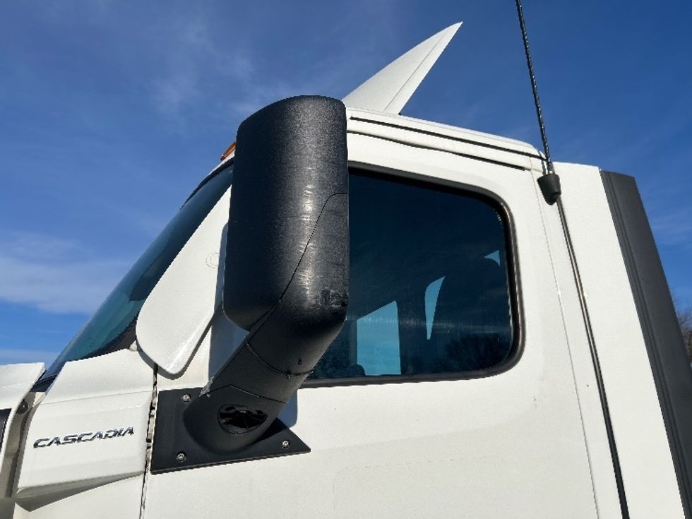 Day Cab Tractor-Heavy Duty Tractors-Freightliner-2021-T12664ST-Pennsauken-NJ-246,874\n\t\tmiles-$ 61,250 - Image 21