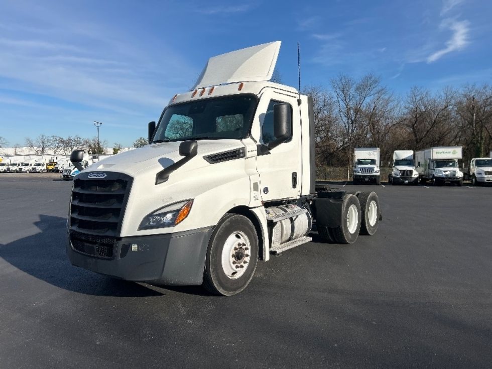 Day Cab Tractor-Heavy Duty Tractors-Freightliner-2021-T12664ST-Pennsauken-NJ-246,874\n\t\tmiles-$ 61,250 - Image 3